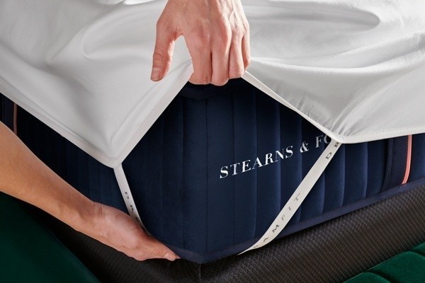 The corner strap of the bedding bundle
